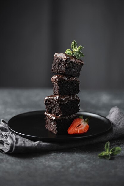 Vista frontal dos pedaços de bolo de chocolate no prato