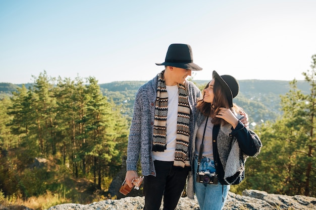 Foto grátis vista frontal elegante casal jovem