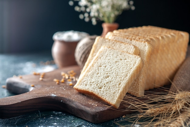 Vista frontal em fatias de pão branco na mesa escura pão massa padaria chá manhã pastelaria comida pão de café da manhã