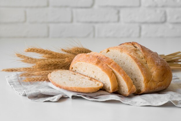 Vista frontal em fatias de pão fresco