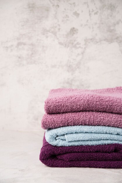 Vista frontal empilhados toalhas coloridas