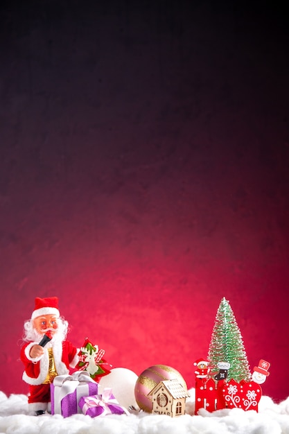 Foto grátis vista frontal enfeites de natal brinquedos de natal em fundo vermelho