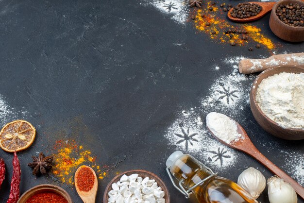 Vista frontal farinha branca com ovos e ingredientes diferentes no fundo escuro massa cor do leite refeição comida assar forno