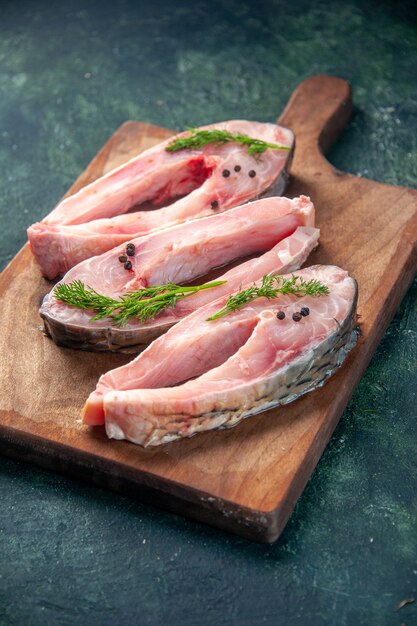 vista frontal fatias de peixe fresco na superfície azul escuro comida saúde pimenta cor refeição salada dieta frutos do mar oceano peixes de água