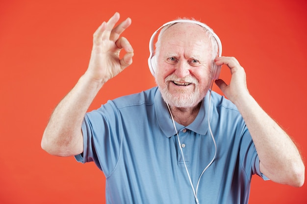 Vista frontal feliz mais velho com fones de ouvido