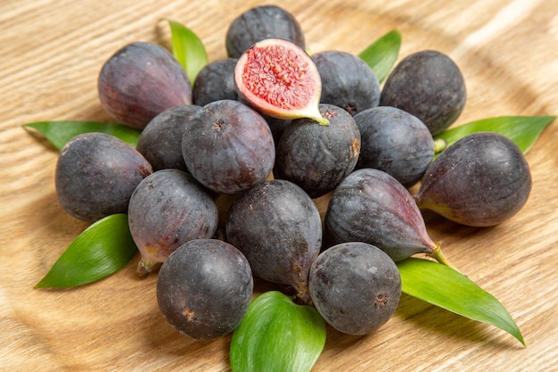 Vista frontal figos frescos em fruta de árvore de mesa marrom sabor escuro foto
