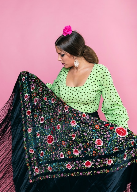 Vista frontal flamenca com manila xale