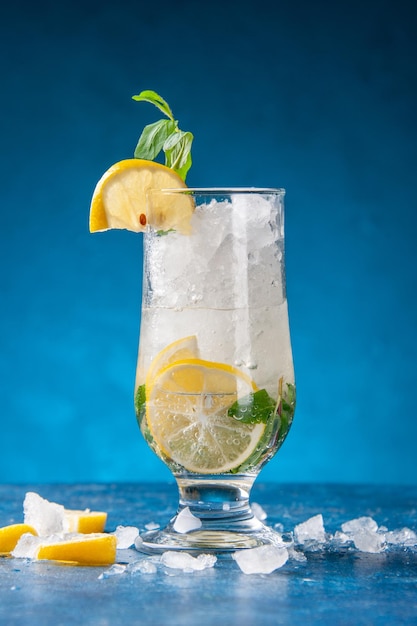 Vista frontal fresca limonada fresca com gelo e limão em fundo azul água de frutas coquetel bebida cor bar suco frio
