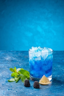 Vista frontal fresca limonada fresca dentro de um copo pequeno com gelo no fundo azul água suco frio bebida coquetel de frutas cor