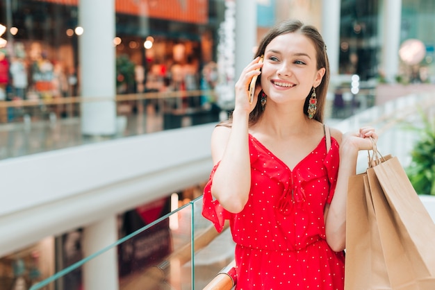 Foto grátis vista frontal garota encantadora no shopping