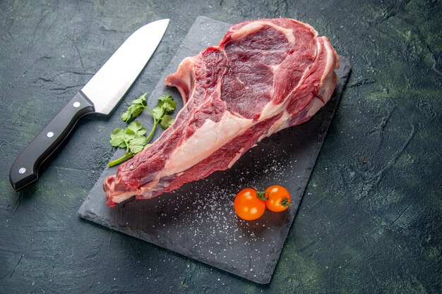 Vista frontal grande fatia de carne carne crua em foto escura frango churrasco comida açougueiro refeição animal