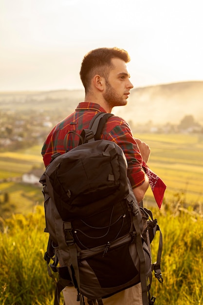 Vista frontal homem com mochila