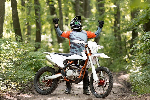 Vista frontal homem feliz em andar de bicicleta no forrest