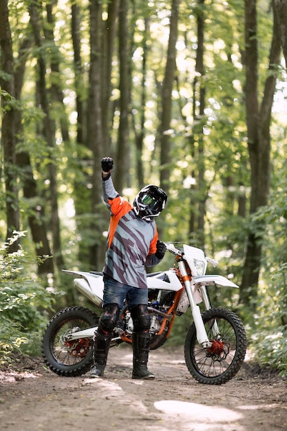 Foto grátis vista frontal homem feliz em andar de bicicleta no forrest