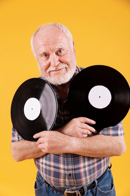 Foto grátis vista frontal homem mais velho com registros de música