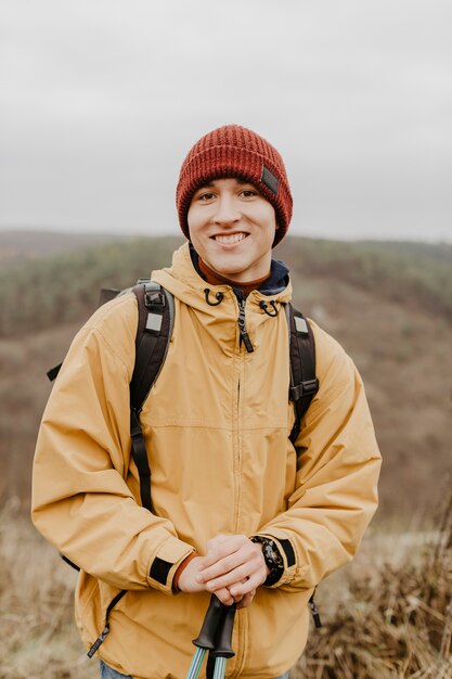 Vista frontal homem sorridente na natureza