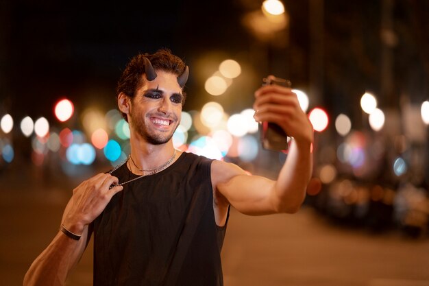 Vista frontal homem sorridente tomando selfie