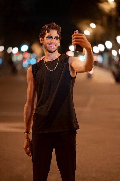Vista frontal homem tomando selfie