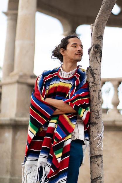 Foto grátis vista frontal homem vestindo roupas tradicionais