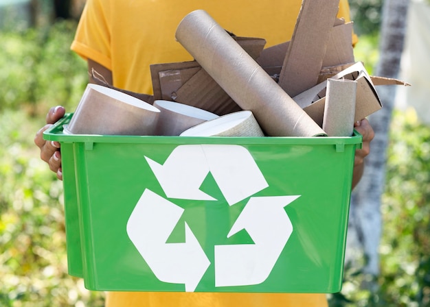 Foto grátis vista frontal individual segurando produtos reciclados