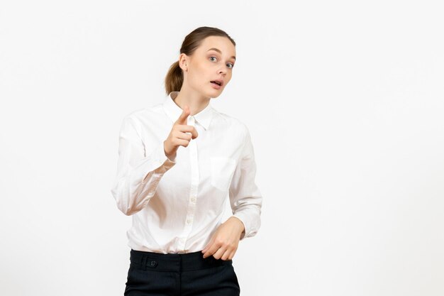 Vista frontal jovem com blusa branca sobre fundo branco trabalho feminino sentimento modelo emoção escritório