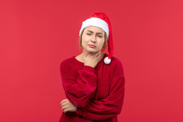 Vista frontal jovem com dor de garganta, feriado vermelho natal