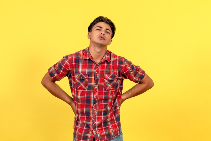 Foto grátis vista frontal jovem do sexo masculino com camisa brilhante na cor do modelo de fundo amarelo masculino