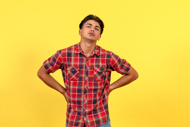 Vista frontal jovem do sexo masculino com camisa brilhante na cor do modelo de fundo amarelo masculino