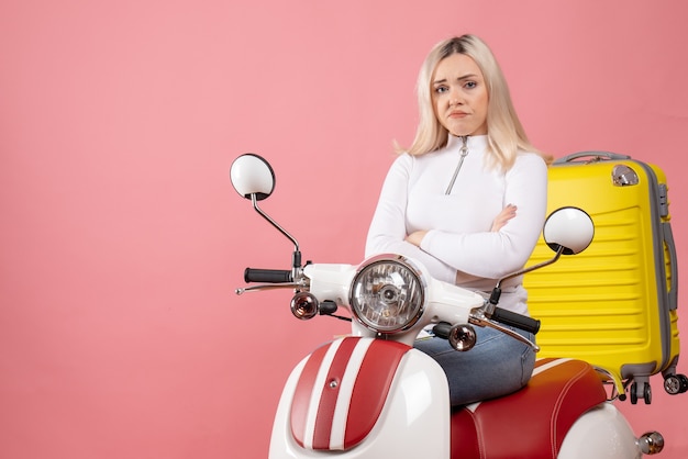 Vista frontal jovem em ciclomotor cruzando as mãos