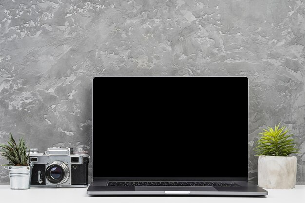 Vista frontal, laptop, com, plantas, e, câmera