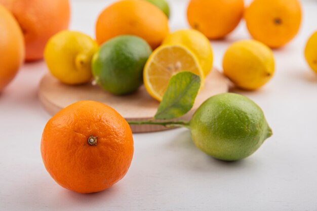 Vista frontal laranja com limão, limão e toranjas em um carrinho