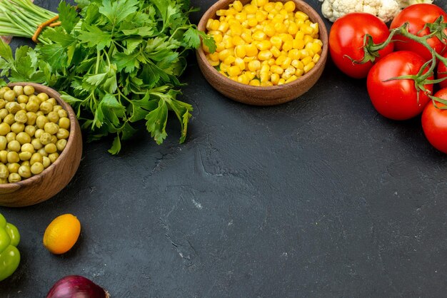 Vista frontal legumes frescos com verduras em fundo cinza salada comida vegetal refeição saúde dieta feijão de cor fresca