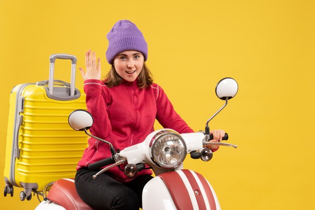 Vista frontal linda garota jovem em ciclomotor