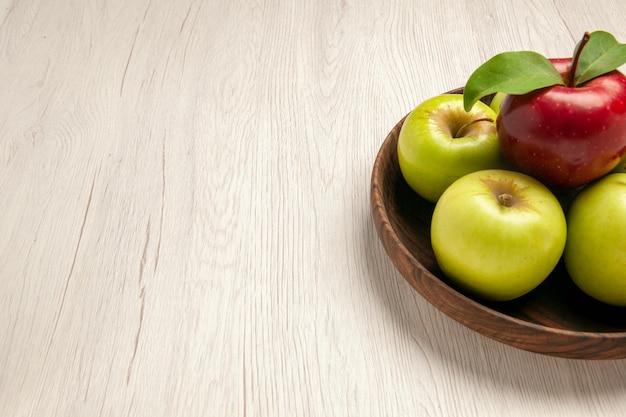 Vista frontal, maçãs verdes frescas, frutas maduras e maduras na mesa branca, frutas, árvores, plantas frescas, vermelho