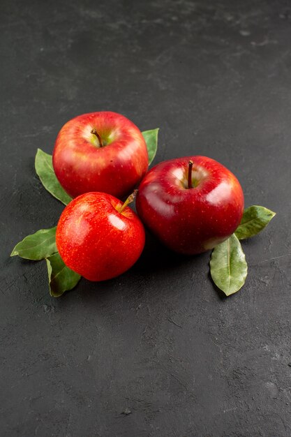 Vista frontal, maçãs vermelhas frescas, frutas maduras na mesa escura, frutas vermelhas, árvores maduras frescas