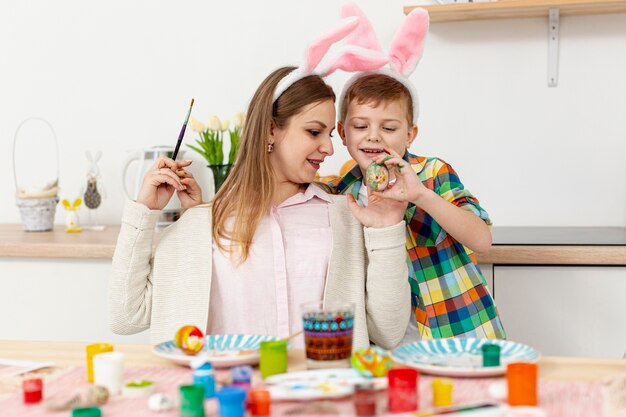 Vista frontal mãe e filho com orelhas de coelho