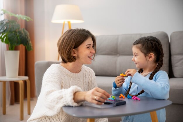 Vista frontal mãe e filho jogando jogo da memória