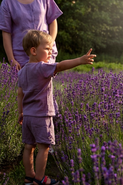 Foto grátis vista frontal mãe e filho no campo de lavanda