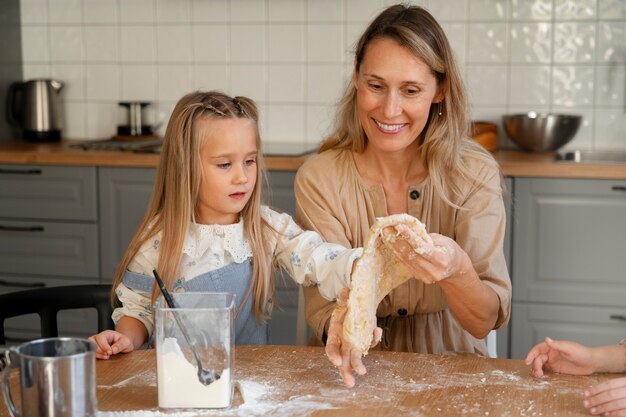 Foto grátis vista frontal mãe e menina cozinhando