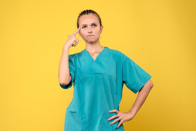 Vista frontal médica com camisa médica, cor da enfermeira de saúde covid-19 emoção hospital vírus