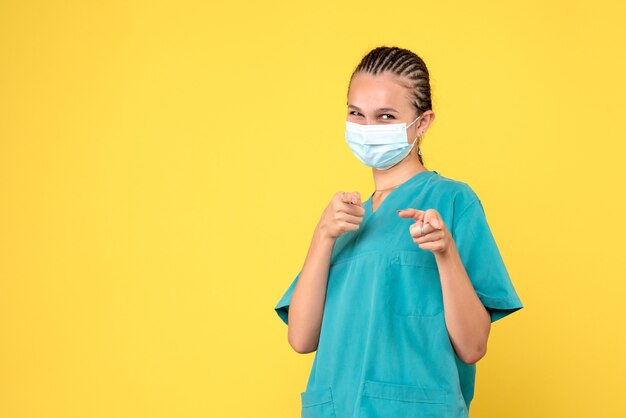 Vista frontal médica com camisa médica e máscara rindo, enfermeira médica de saúde vírus pandemia covid-19 hospital