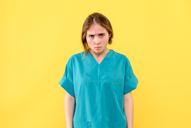 Vista frontal médica em fundo amarelo médico emoção vírus hospital saúde