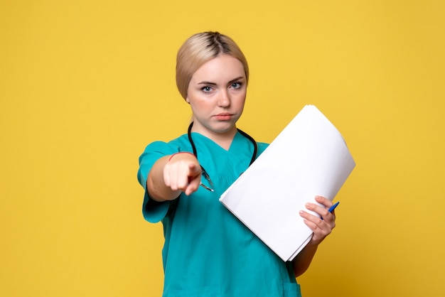 Vista frontal médica segurando papéis diferentes, vírus pandêmico, enfermeira médica, hospital covid