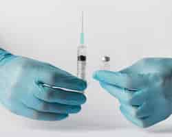 Foto grátis vista frontal médico colocando uma vacina em uma seringa