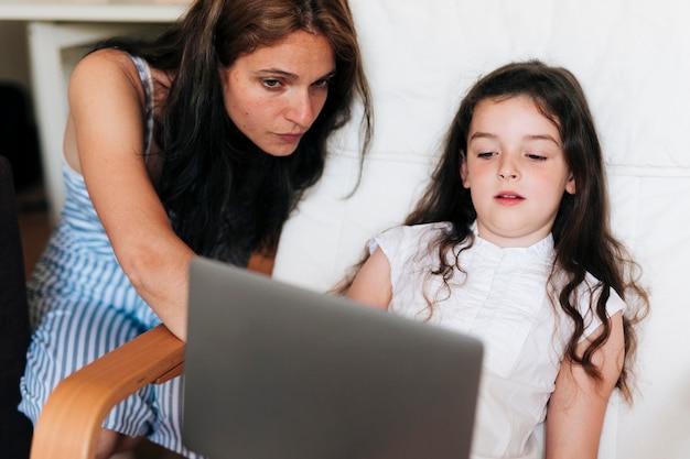 Vista frontal, menina, e, mãe, com, laptop