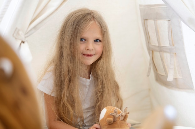 Foto grátis vista frontal menina segurando o brinquedo