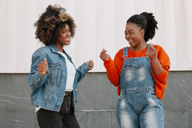 Vista frontal meninas sorrindo um para o outro