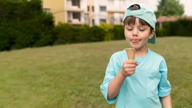 Vista frontal, menino, comendo sorvete
