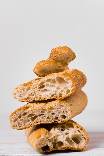 Vista frontal metades de pilhas de pão