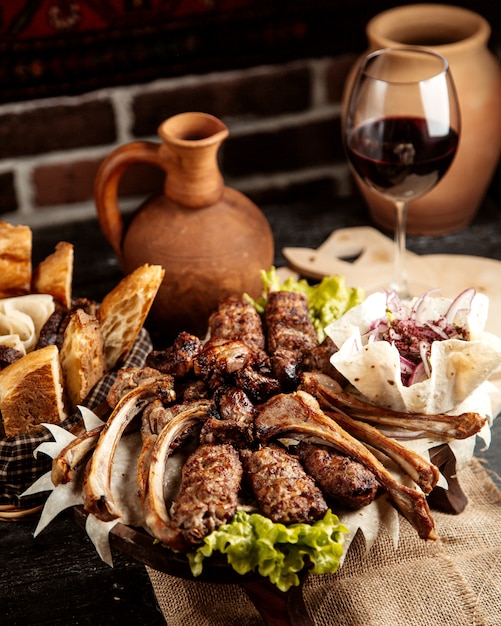 Foto grátis vista frontal mix kebab de carne com cebola no pão pita e pão